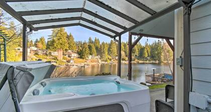 'the Peacock House' - Waterfront Home w/ Hot Tub!
