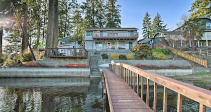 'the Peacock House' - Waterfront Home w/ Hot Tub!