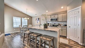 Casa (3 Bedrooms) | Cocina privada | Microondas, horno, parrilla de estufa y lavavajillas