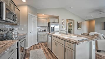 House (3 Bedrooms) | Private kitchen | Microwave, oven, stovetop, dishwasher
