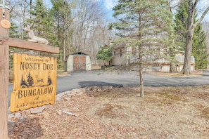 A wooden sign welcoming visitors to Nosey Doe Bungalow at Lake Shangri La.
