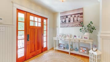 House (6 Bedrooms) | Interior