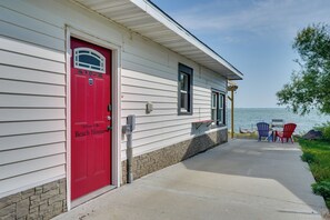 House (2 Bedrooms) | Interior - Lakefront Vacation Rental With Fire Pit & Dock! (Castlewood)