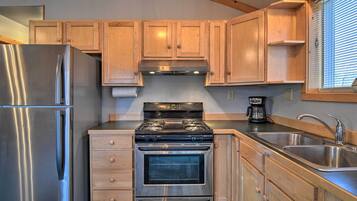 House (3 Bedrooms) | Private kitchen | Microwave, oven, stovetop, cookware/dishes/utensils