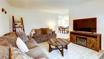 House (3 Bedrooms) | Living area | TV