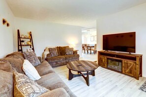Ferienhaus (3 Bedrooms) | Wohnbereich | Fernseher