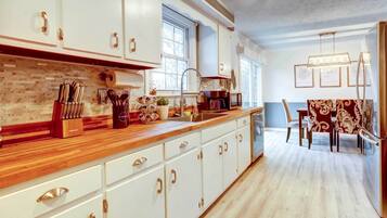 House (3 Bedrooms) | Private kitchen | Microwave, oven, stovetop, dishwasher