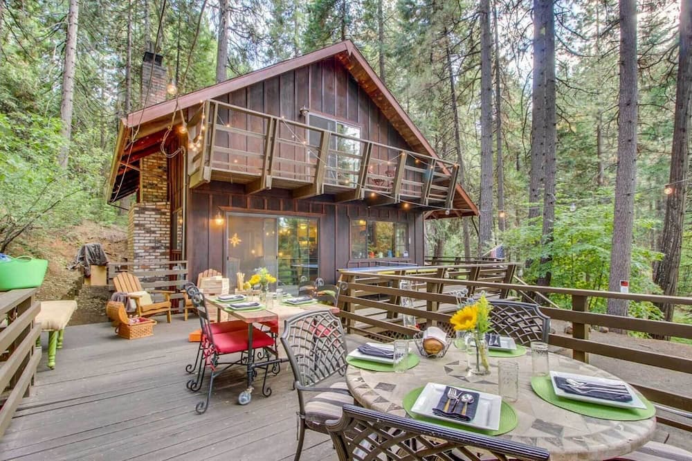 Walk Downtown: Arnold Cabin w/ Large Deck! - Calaveras County, CA