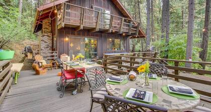 Walk Downtown: Arnold Cabin w/ Large Deck!