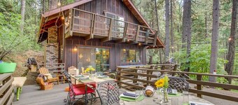 Walk Downtown: Arnold Cabin w/ Large Deck!