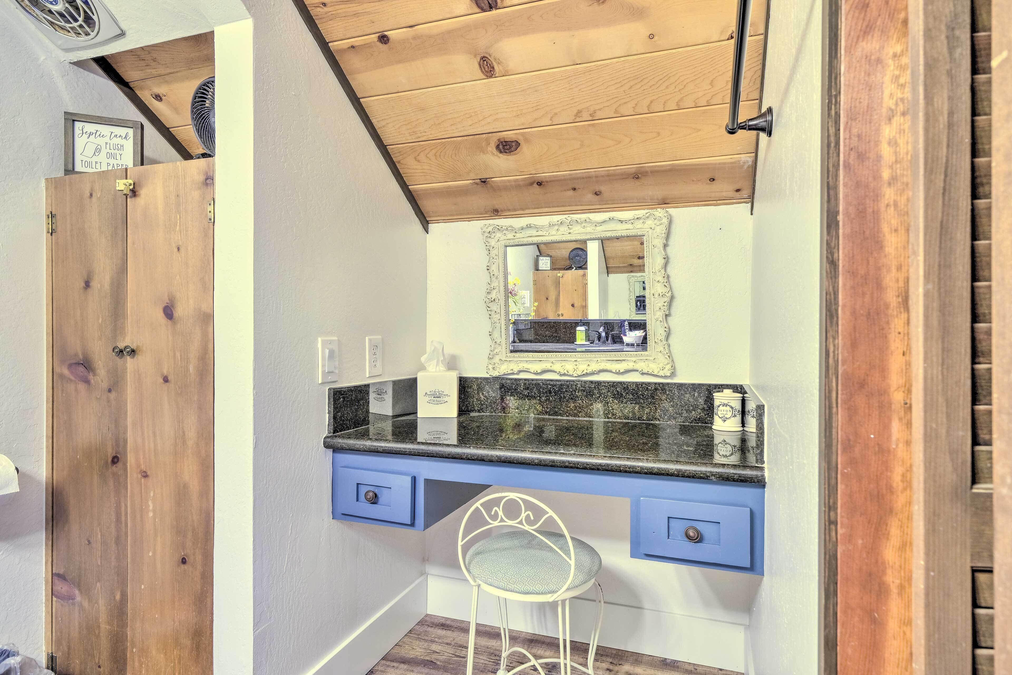Une salle de bain avec un meuble-lavabo en bois, un miroir, un lavabo et des toilettes.