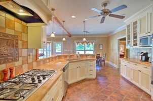 House (5 Bedrooms) | Interior