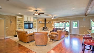House (5 Bedrooms) | Interior