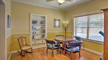 House (5 Bedrooms) | Interior