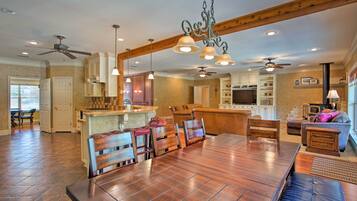 House (5 Bedrooms) | Interior