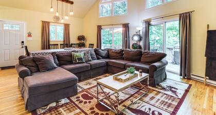 Furnished Deck + Fire Pit: Poconos Outdoorsy Gem