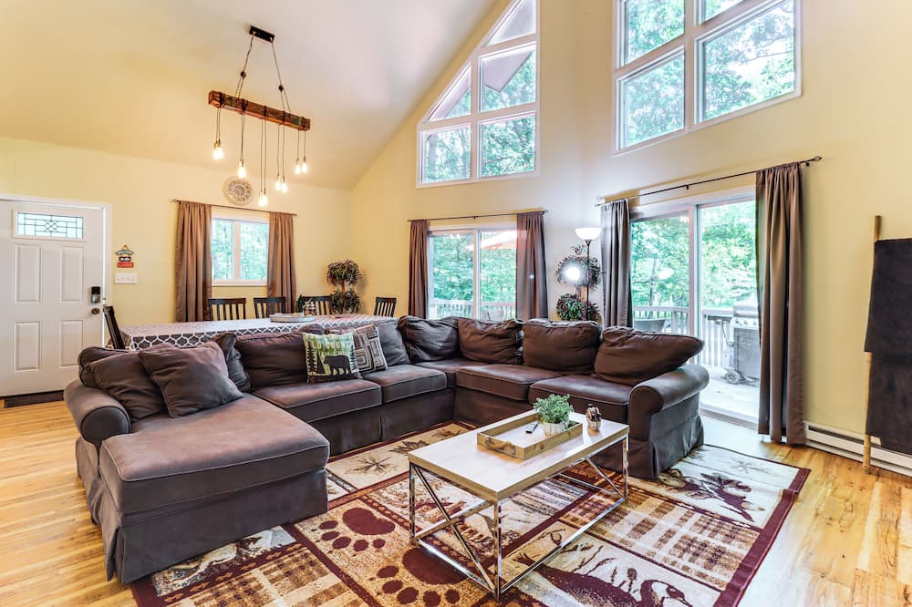 Furnished Deck + Fire Pit: Poconos Outdoorsy Gem - Towamensing Trails, PA