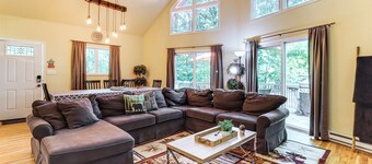 Furnished Deck + Fire Pit: Poconos Outdoorsy Gem