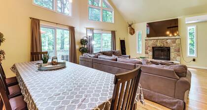 Furnished Deck + Fire Pit: Poconos Outdoorsy Gem