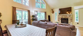 Furnished Deck + Fire Pit: Poconos Outdoorsy Gem