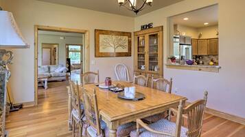 House (6 Bedrooms) | Interior