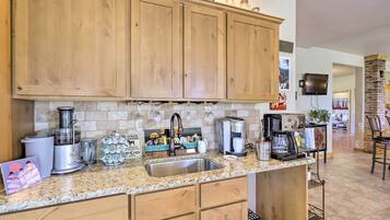 House (6 Bedrooms) | Interior