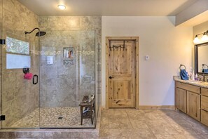House (6 Bedrooms) | Interior