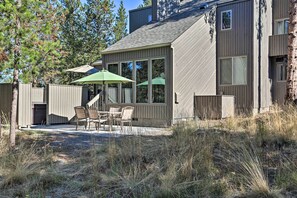 Interior - Hot Tub + Deck: Large Sunriver Home Near Skiing (Bend)