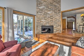 Interior - Hot Tub + Deck: Large Sunriver Home Near Skiing (Bend)