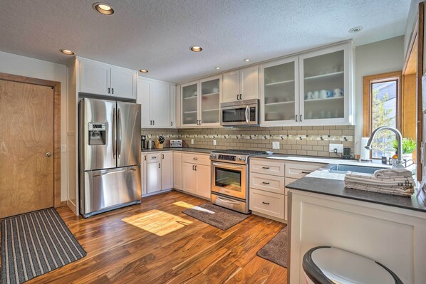 Interior - Hot Tub + Deck: Large Sunriver Home Near Skiing (Bend)