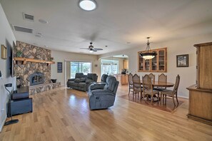 TV, books - Home on 5 Acres w/ Hot Tub, Grill & Fire Pit (Aguanga)