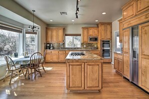 Microwave, oven, stovetop, dishwasher - Home on 5 Acres w/ Hot Tub, Grill & Fire Pit (Aguanga)