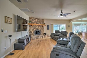 TV, books - Home on 5 Acres w/ Hot Tub, Grill & Fire Pit (Aguanga)