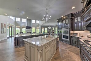 Talo (4 Bedrooms) | Yksityinen keittiö | Mikroaaltouuni, uuni, liesi, astianpesukone