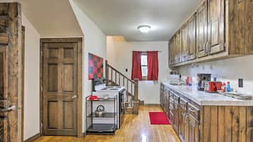 House (3 Bedrooms) | Private kitchen | Microwave, oven, stovetop, cookware/dishes/utensils