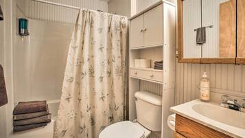 House (2 Bedrooms) | Bathroom | Bathtub, free toiletries