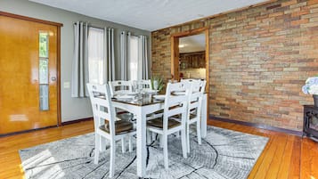 House (3 Bedrooms) | Interior