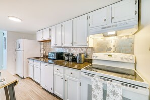 Apartment (2 Bedrooms) | Interior - Walk to Downtown Albany: Ten Broeck Triangle Apt! (Albany)