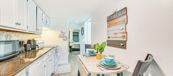 Walk to Downtown Albany: Ten Broeck Triangle Apt!