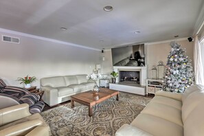 House (4 Bedrooms) | Interior - Poolside Relaxation: Whitter Oasis 14 Mi to Disney (Whittier)