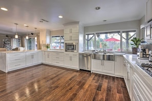 House (4 Bedrooms) | Interior - Poolside Relaxation: Whitter Oasis 14 Mi to Disney (Whittier)