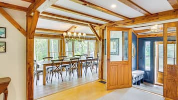 House (6 Bedrooms) | Interior