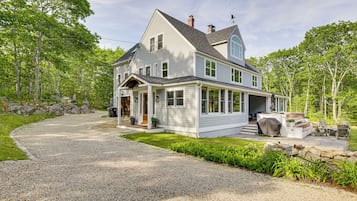 House (6 Bedrooms) | Interior