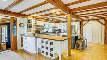 House (6 Bedrooms) | Interior