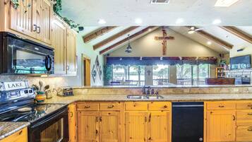 Talo (4 Bedrooms) | Sisätilat