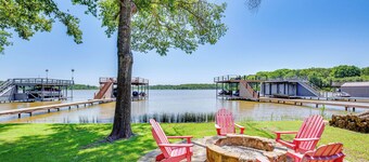 Views & Private Dock: Lakefront Eustace House!