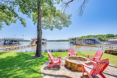 Views & Private Dock: Lakefront Eustace House!