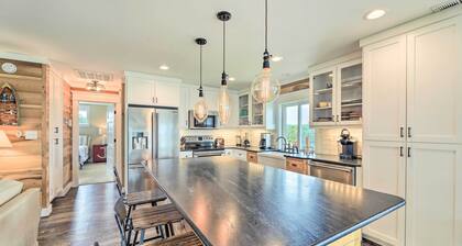 Bright Emerald Isle Home - Walk to the Beach!