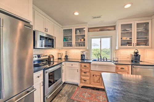 Bright Emerald Isle Home - Walk to the Beach!