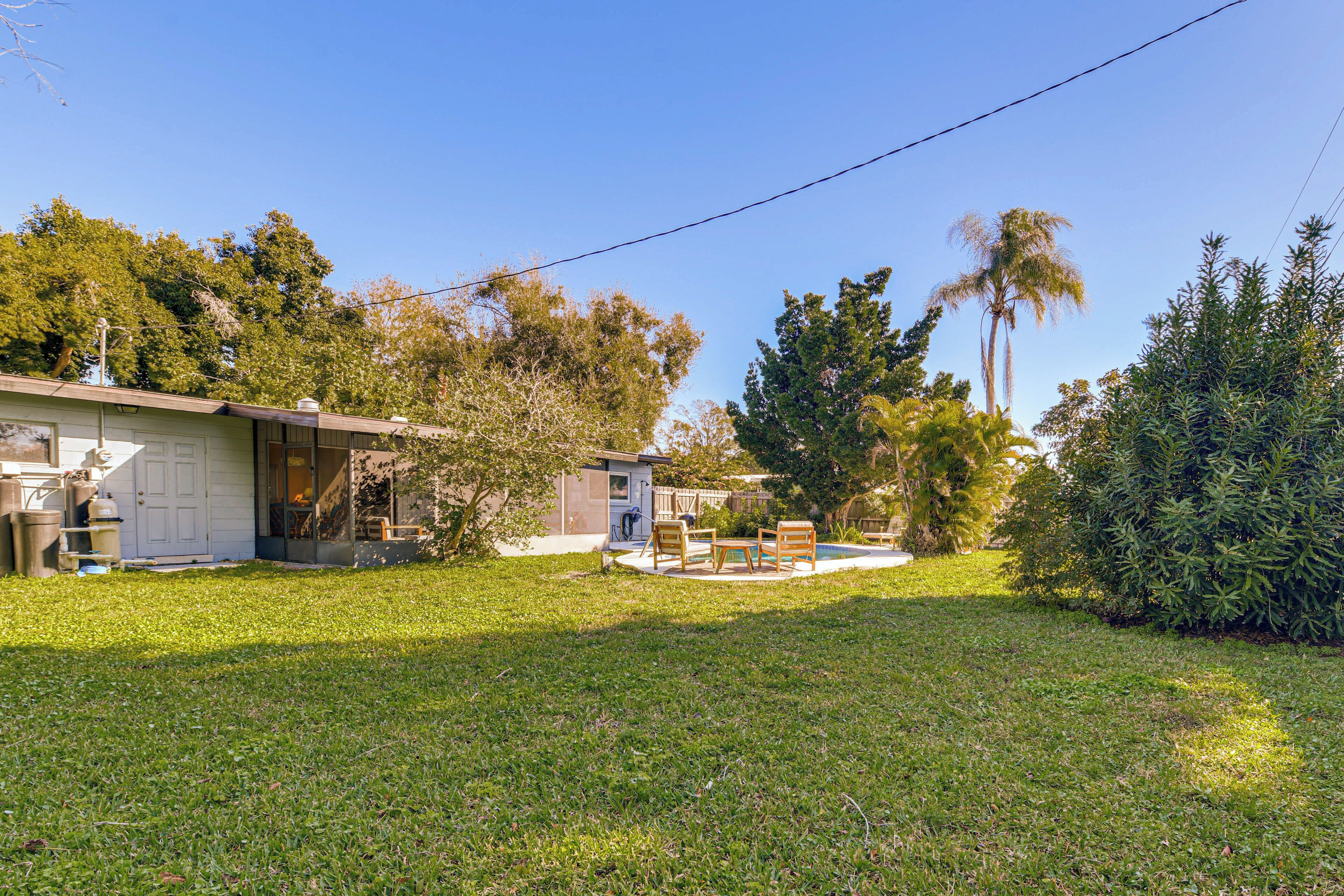 Ein Wohnhaus mit Rasen, Sitzbereich im Freien und Garage.